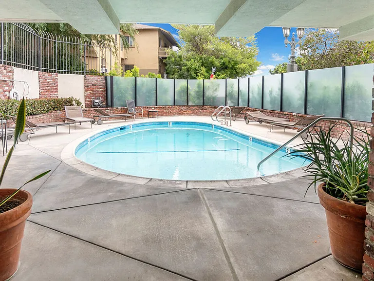 2260 N Cahuenga Blvd #106 — Photo 27