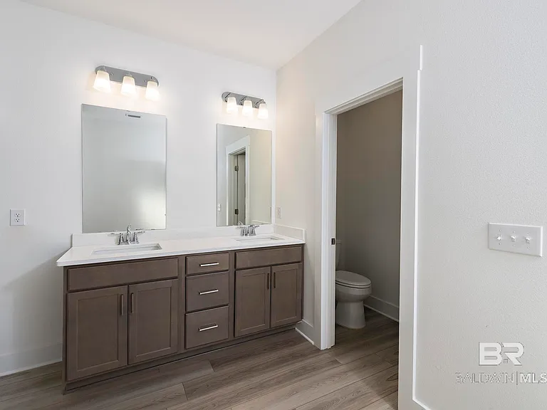 231 Bronze St — Photo 24