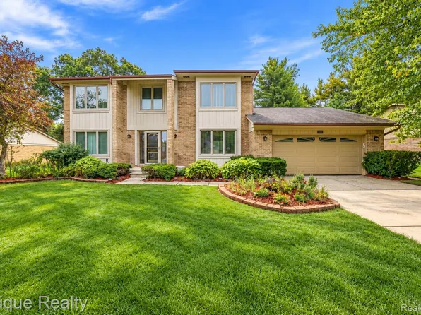 33033 Walnut Ln, Farmington Hills, MI 48334