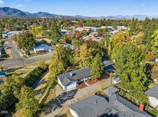 207 Oak St, Phoenix, OR 97535