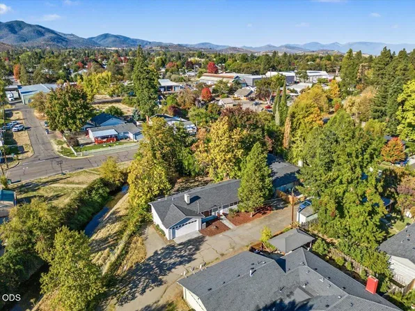 207 Oak St, Phoenix, OR 97535