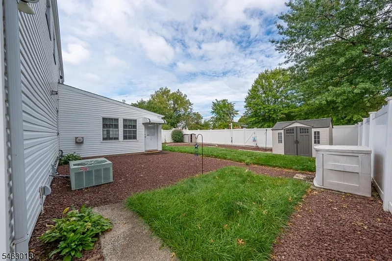 4 bed, 2.0 bath, 6098 sqft, $5,000 — Photo 4