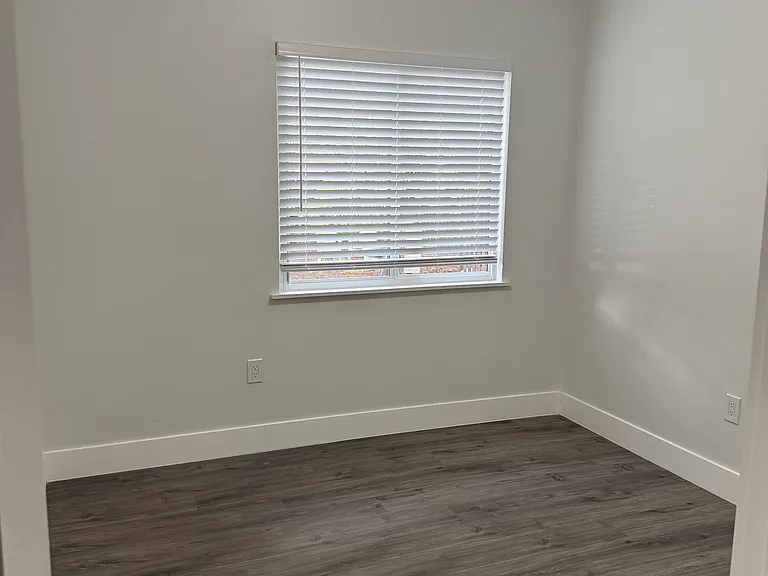 12980 NE 10th Ave — Photo 15