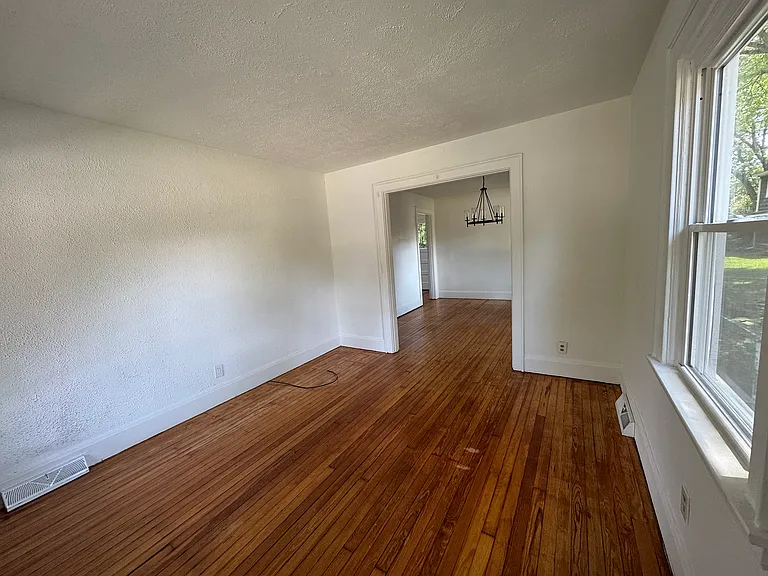 3822 Carlton St — Photo 3