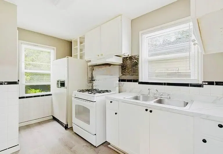 242 S Hartnett Ave — Photo 1