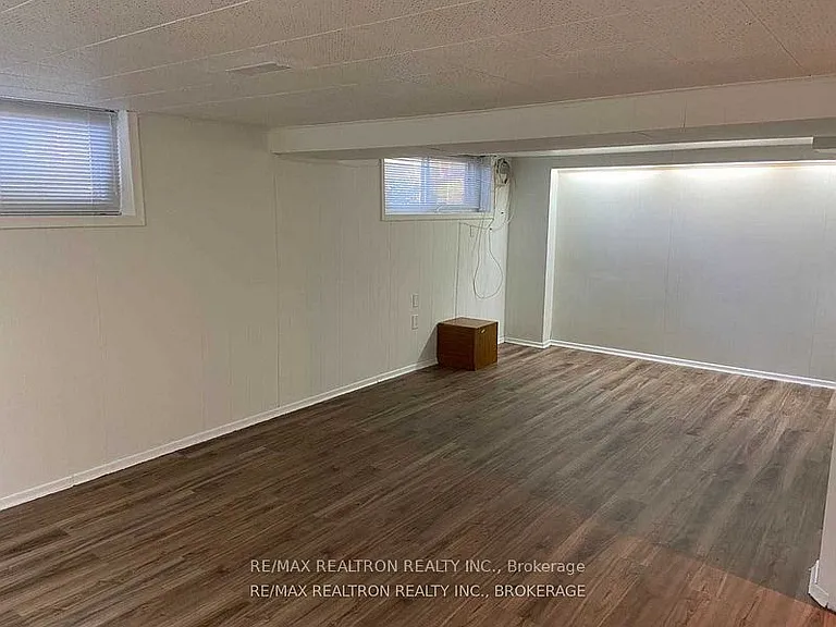 40 Meighen Ave #BASEMENT — Photo 7