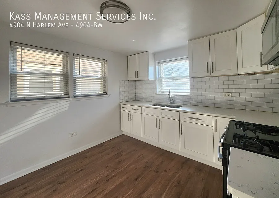 Gorgeous Updated 1 bed - SS Appliances - Modern Bath - Pets Allowed! — Photo 3