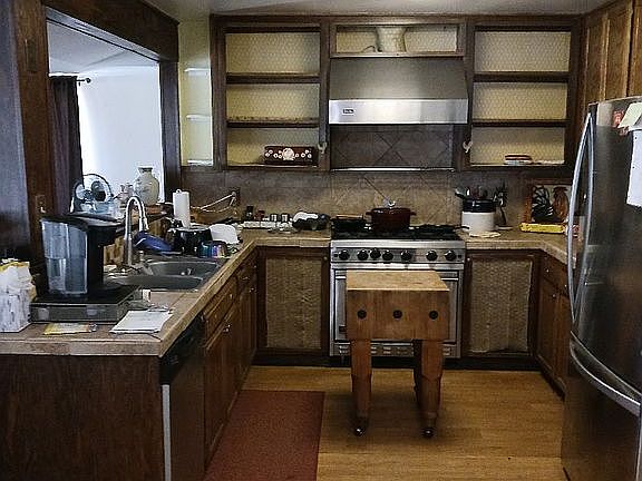 Kitchen with Viking 6 burner