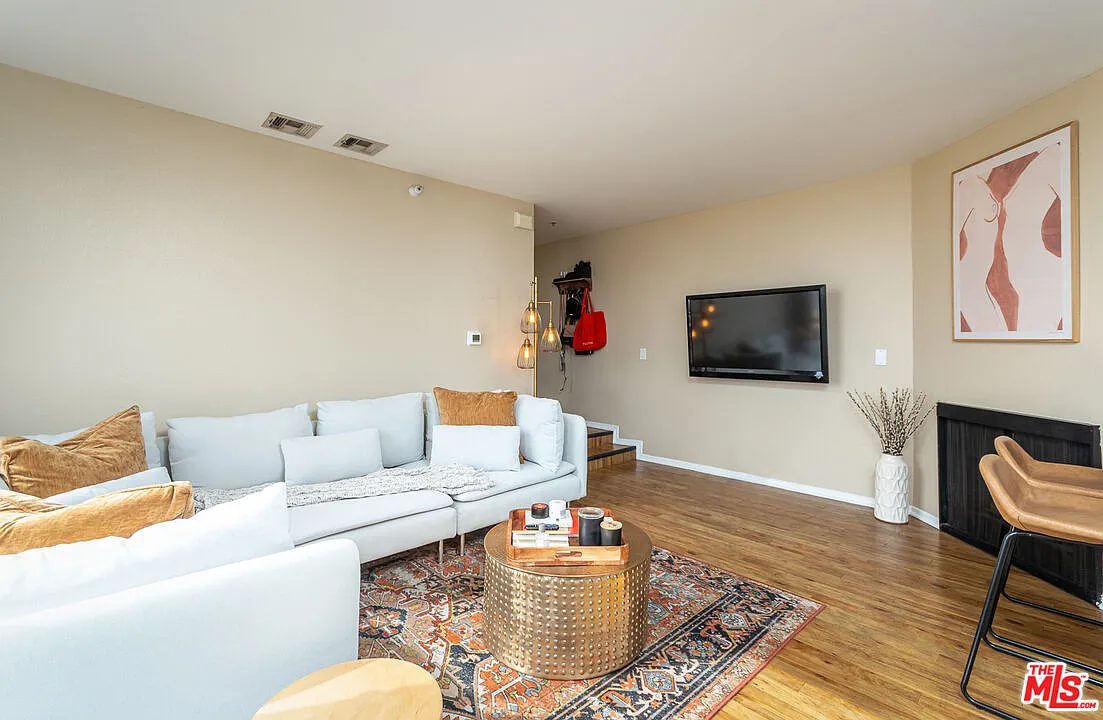 1 bed, 1.0 bath, 640 sqft, $2,700 — Photo 2