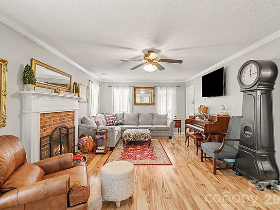 4th image of 4228 Huntmeadow Dr