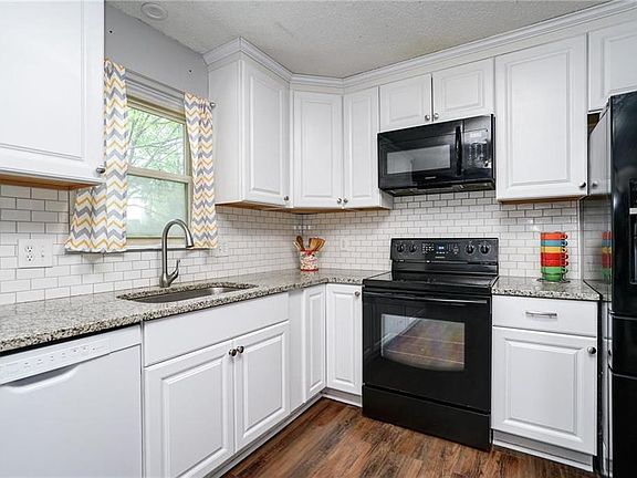 3rd image of 821 Englewood St
