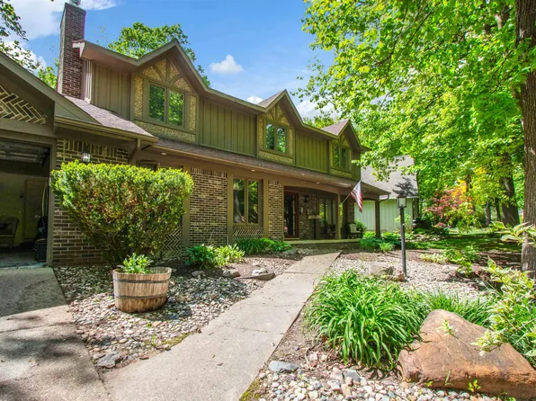1330 Kings Carriage Rd, Grand Blanc, MI 48439