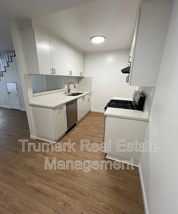 2713 Montrose Ave #8