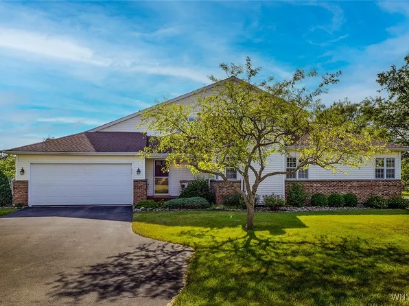 30 Hastings Dr, Orchard Park, NY 14127