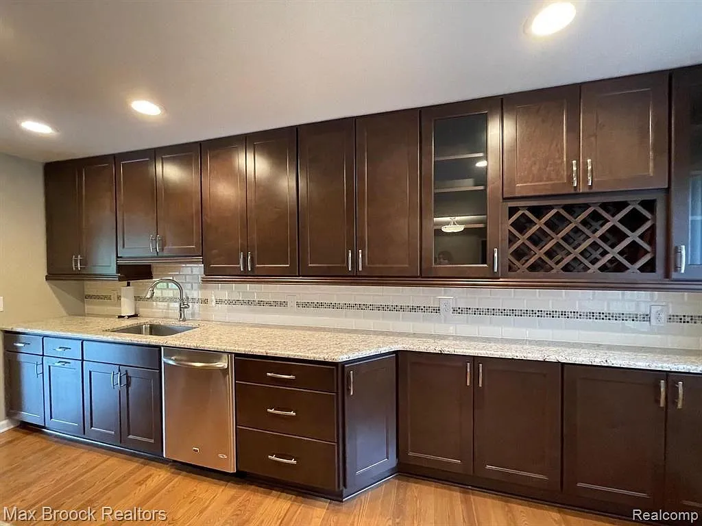 2 bed, 2.0 bath, 1330 sqft, $2,500 — Photo 2