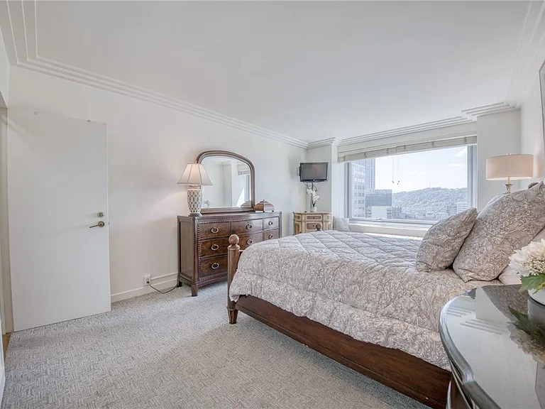 320 Fort Duquesne Blvd #26N — Photo 26