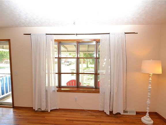 3rd image of 856 Livermore Ln