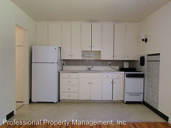 3rd image of 125 1/2 S 4th St E #B
