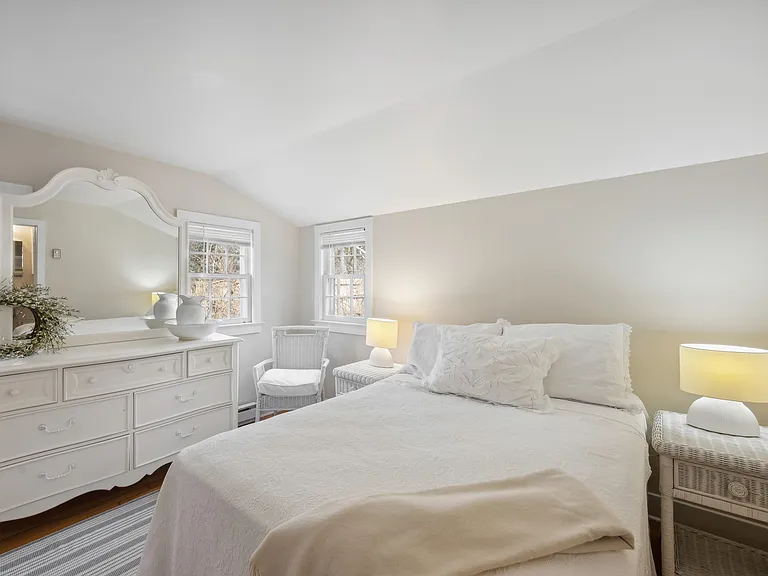 31 Wainscott Stone Rd — Photo 13