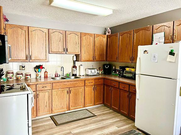 3rd image of 160 B Cheviot Dr