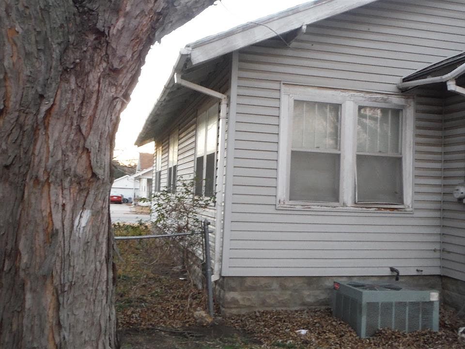 2nd image of 1912 S Broadway Ave