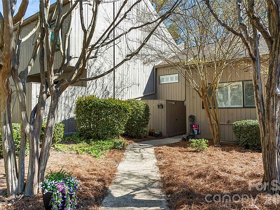 3rd image of 133 Pine Grove Cir