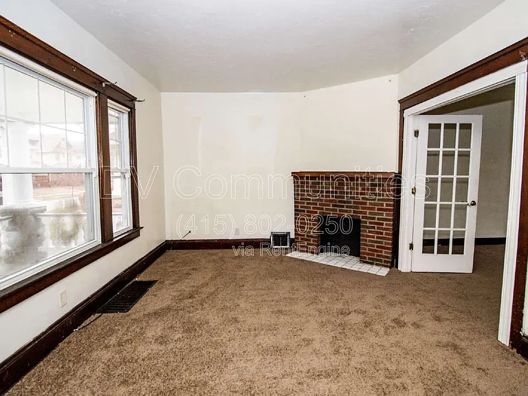 9711 Parmelee Ave — Photo 2