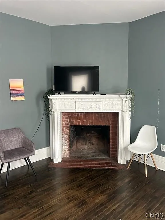 3 bed, 1.0 bath, 2572 sqft, $1,700 — Photo 3