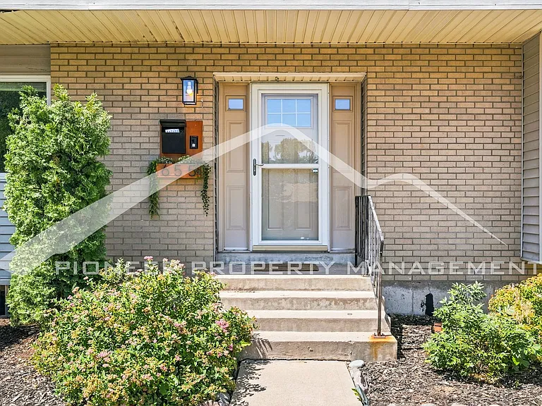 655 S Xenon Ct — Photo 2