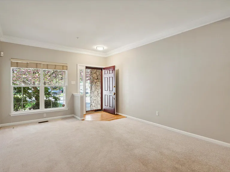 103 Birchwood Dr — Photo 3