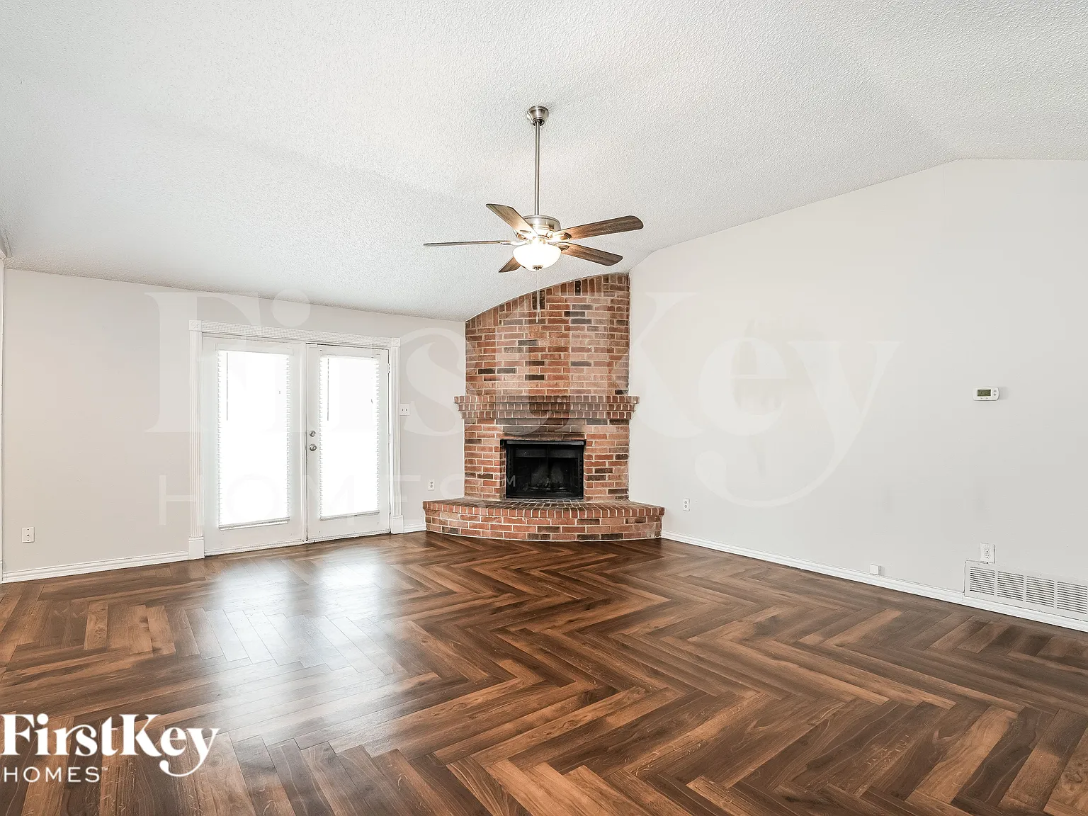 3 bed, 2.0 bath, 1550 sqft, $2,300 — Photo 2