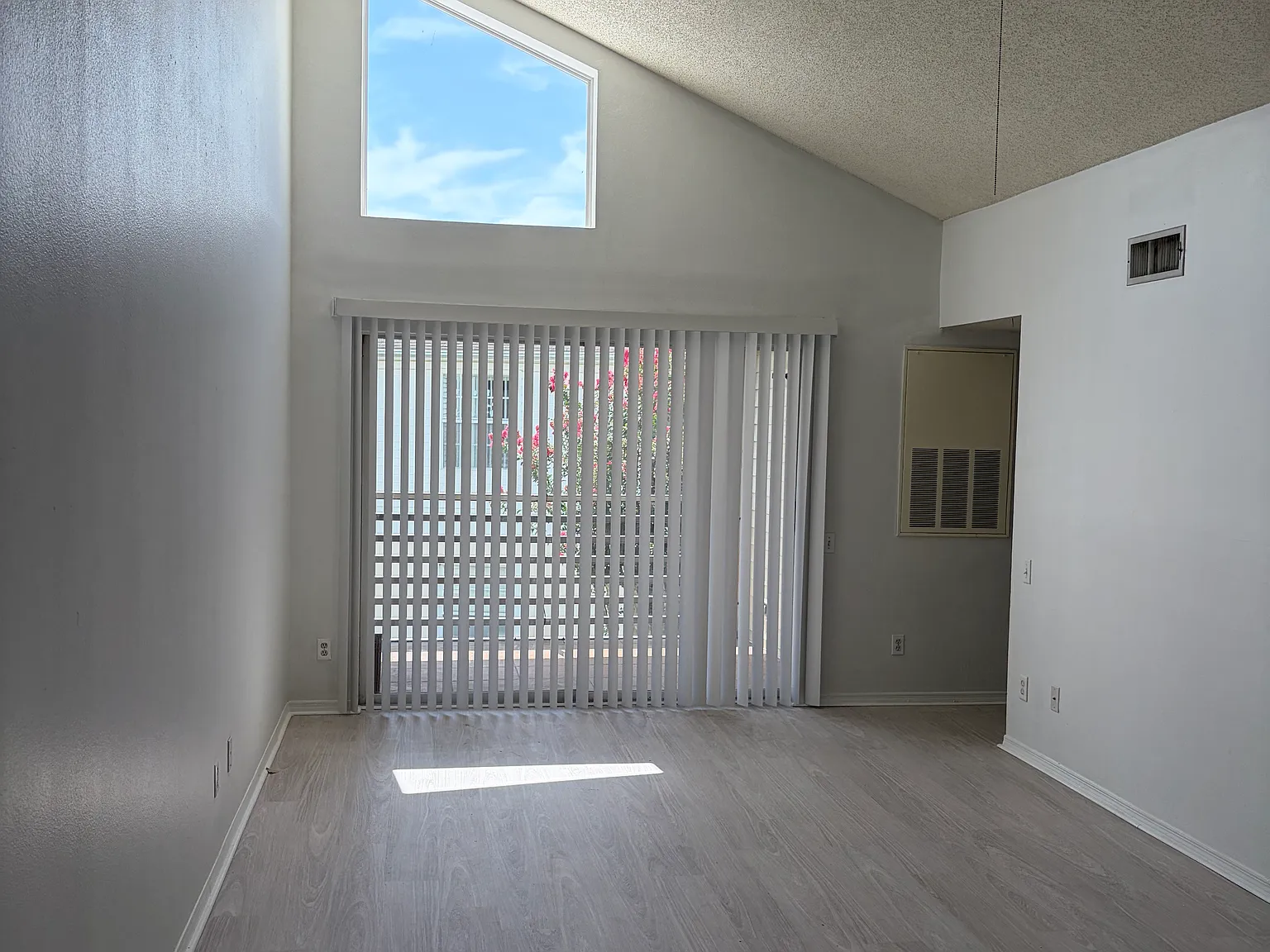 2 bed, 820 sqft, $1,600 — Photo 4