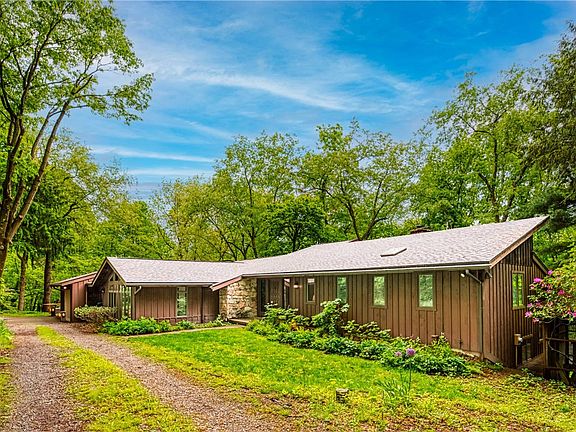 3rd image of 125 Tall Oaks Ln