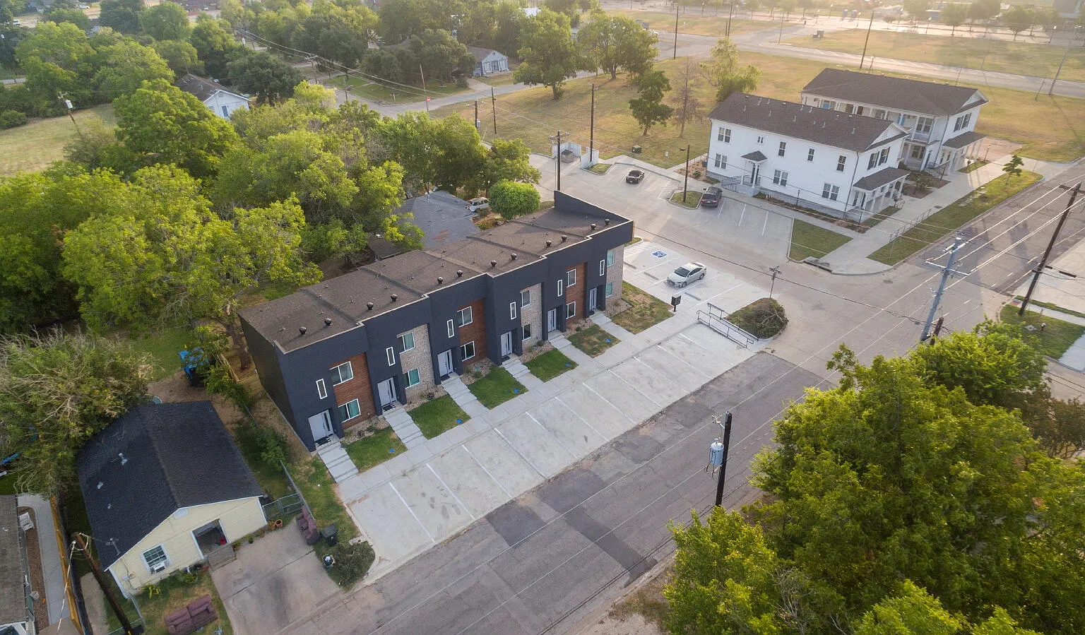 2 bed, 1.5 bath, 1113 sqft, $2,000 — Photo 2