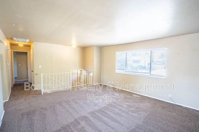 5 bed, 2.0 bath, 1900 sqft, $2,295 — Photo 3