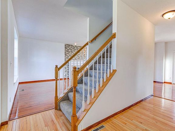 2nd image of 209 Scarlet Oak Dr