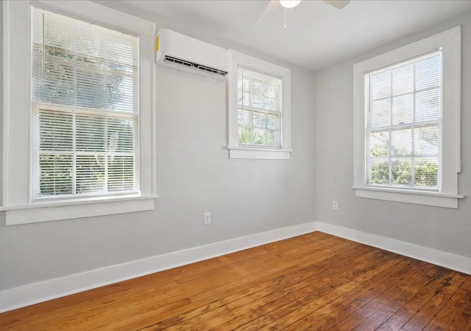 3 Bedroom, 2 Bathroom Home with Fenced Yard Pet Friendly! — Photo 3