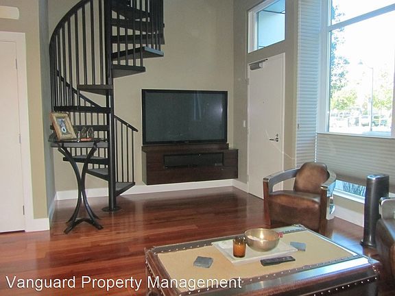 5th image of 300 Berry St Unit 101
