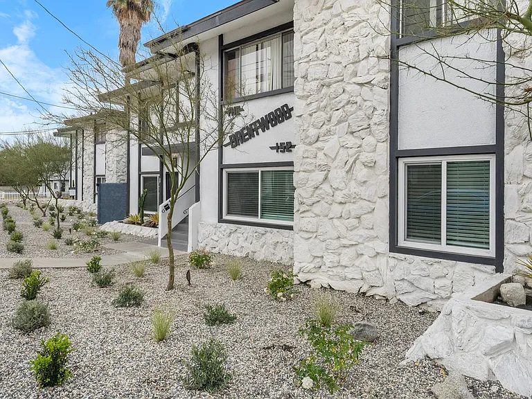 150 E La Verne-Upstairs 1 Bed 1 Bath with In Unit Laundry and Parking Spot Available! — Photo 3