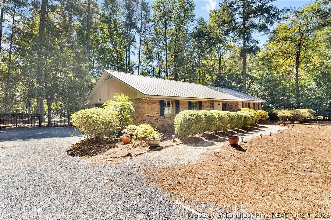3 bed, 2.0 bath, 1830 sqft, $2,100 — Photo 2