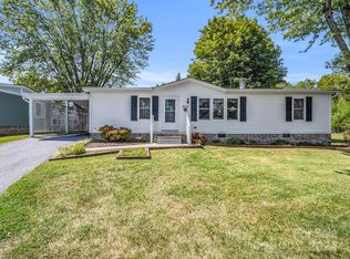 225 Cranbrook Cir, Hendersonville, NC 28792