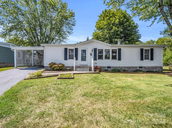 225 Cranbrook Cir, Hendersonville, NC 28792
