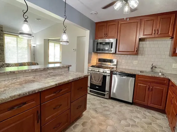 9809 Cimarron Trl, Minnetonka, MN 55305