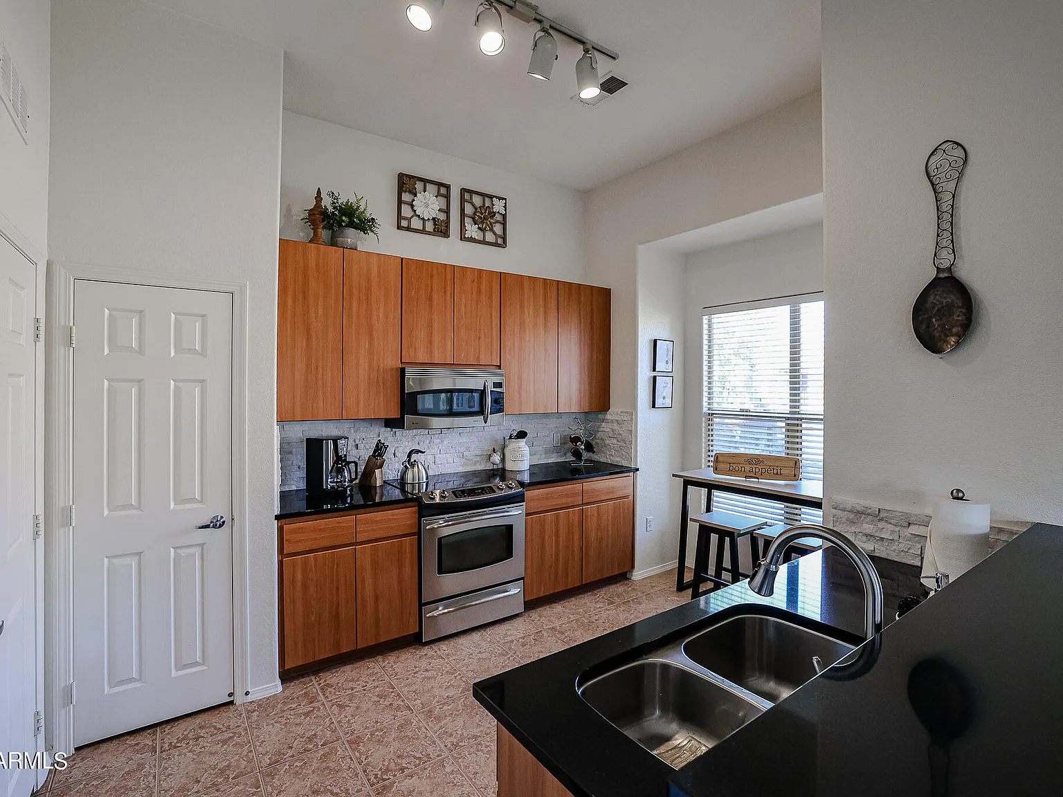 1 bed, 1.0 bath, 1074 sqft, $1,950 — Photo 2