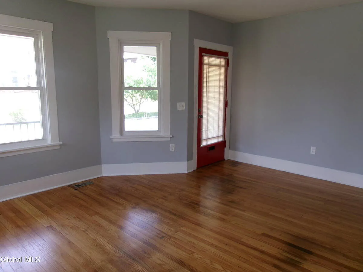 3 bed, 1.0 bath, 1414 sqft, $1,800 — Photo 4