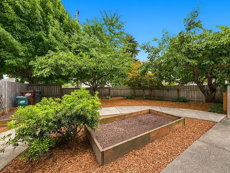 1499 NE Birkshire Ct — Photo 25
