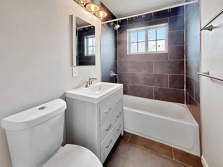 Sloan's Lake: 2-Bedroom Unit With High-End Finishes — Photo 18