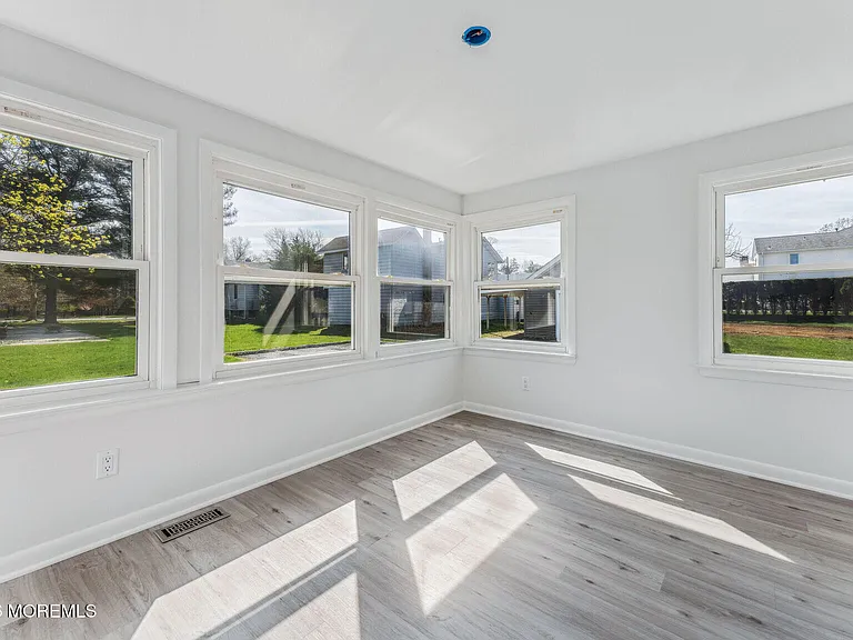358 Beecroft Pl — Photo 5