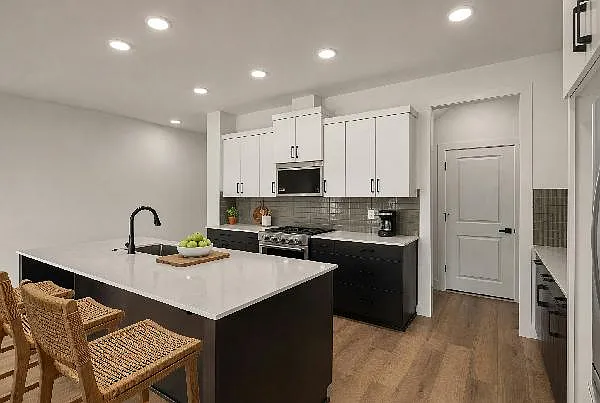 3 bed, 2.5 bath, 1816 sqft, $2,950 — Photo 1