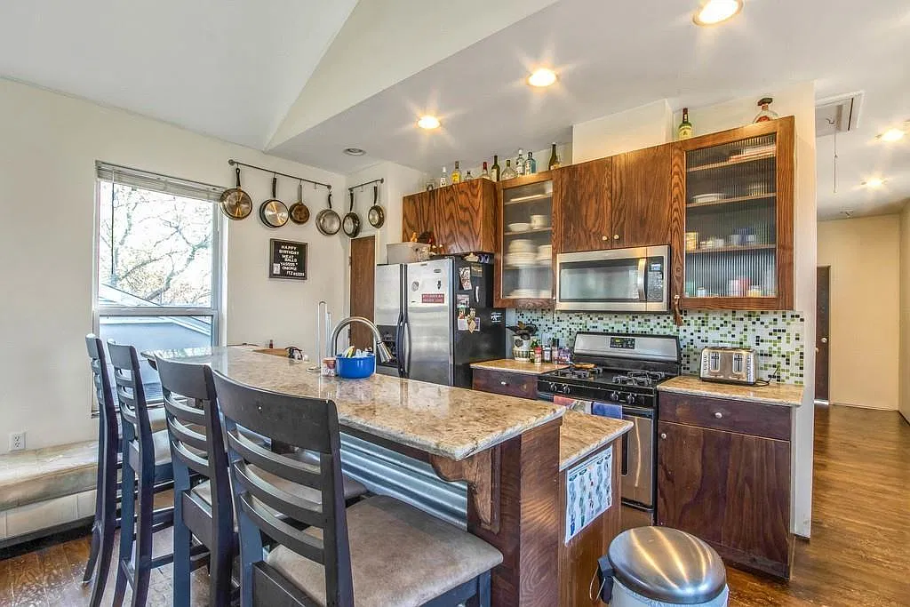 6 bed, 2308 sqft, $4,800 — Photo 3